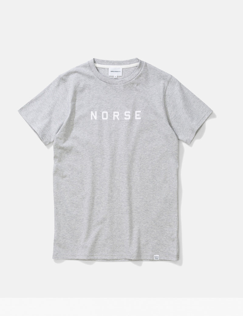 Norse ProjectsNielsスタンダードロゴTシャツ-ライトグレーメランジ
