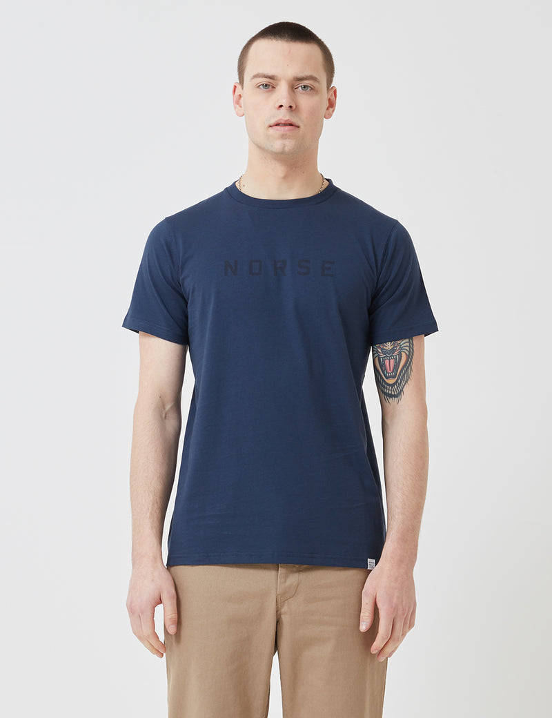 Norse ProjectsNielsスタンダードロゴTシャツ-ネイビー