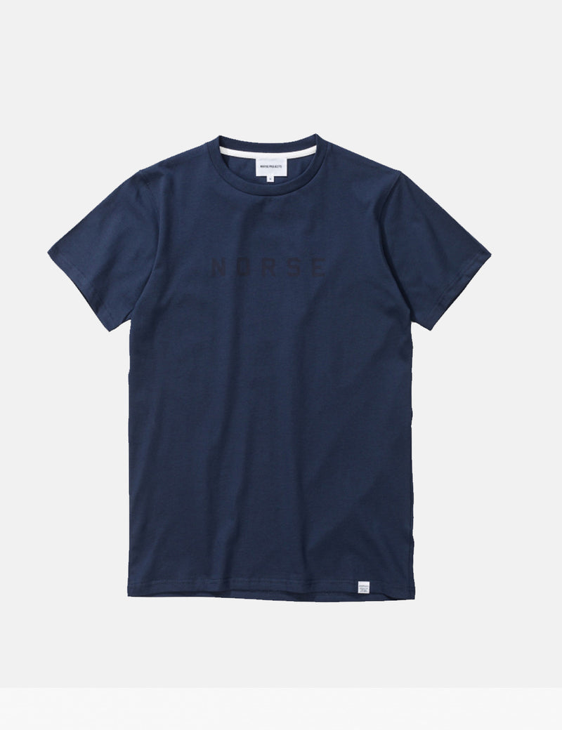 Norse ProjectsNielsスタンダードロゴTシャツ-ネイビー