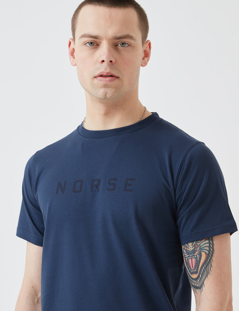 Norse ProjectsNielsスタンダードロゴTシャツ-ネイビー