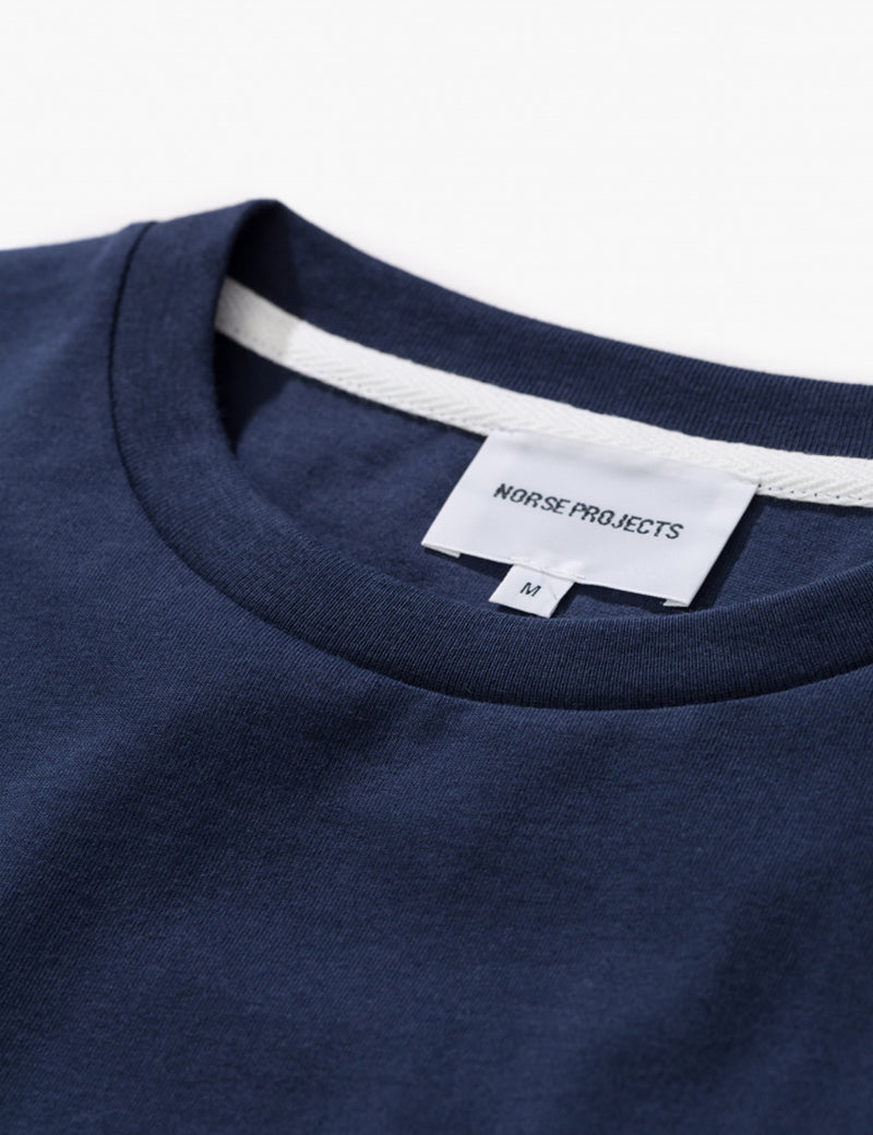 Norse ProjectsNielsスタンダードロゴTシャツ-ネイビー