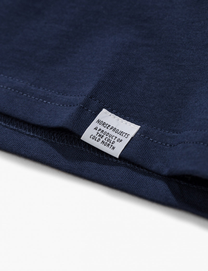 Norse ProjectsNielsスタンダードロゴTシャツ-ネイビー