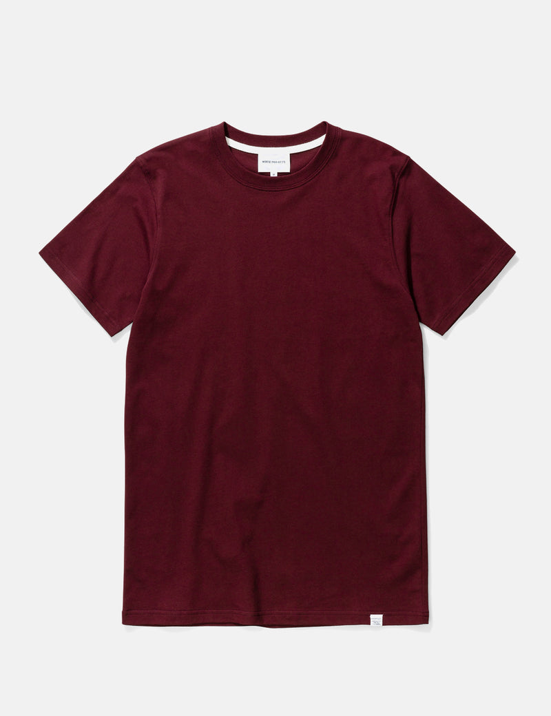 Norse Projects Niels 스탠다드 티셔츠-Mulberry Red