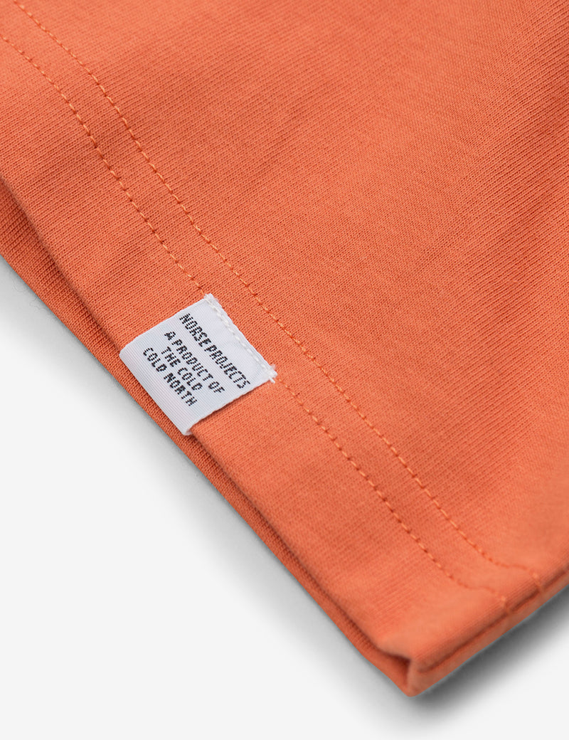 Norse Projects Niels Standard T-Shirt - Gebrannte Rot