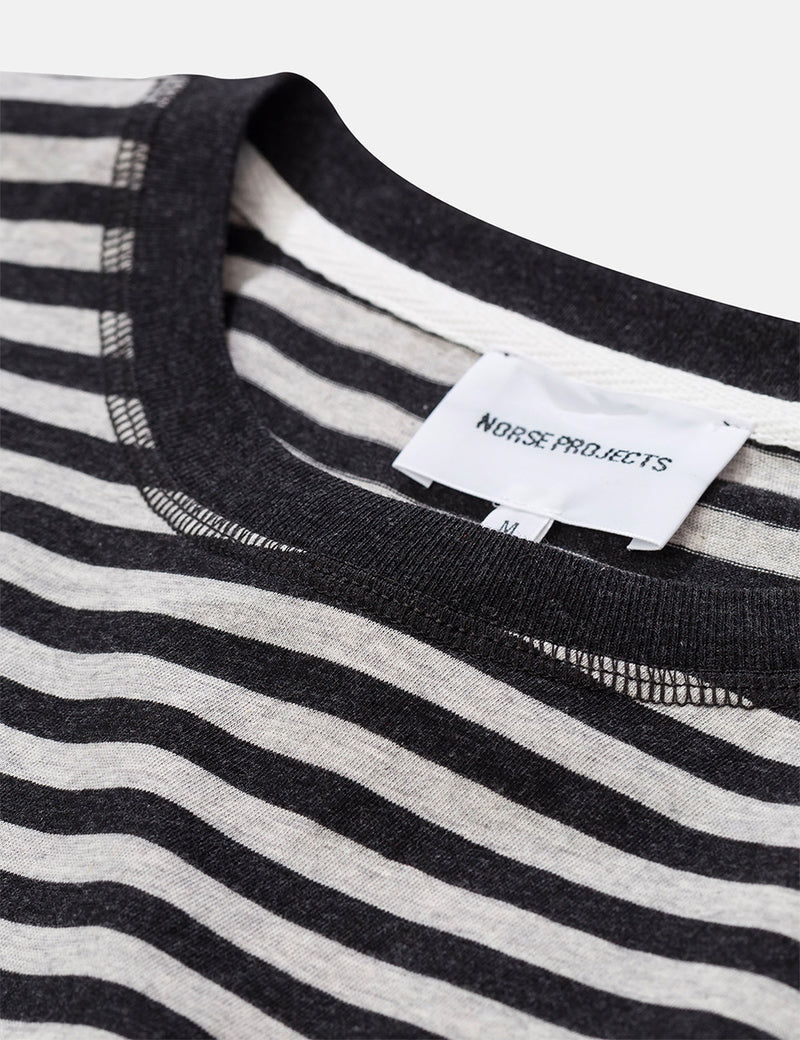 Norse Projects Niels Classic StripeTシャツ-ライトグレーメランジ/チャコール