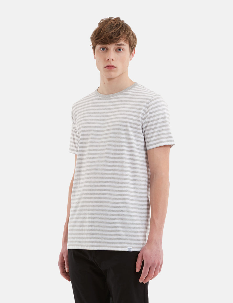 T-Shirt à Rayures Classiques Norse Projects Niels - Light Grey Melange