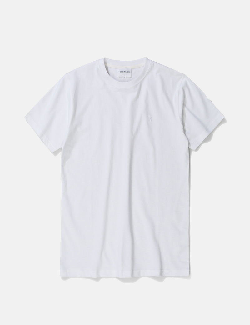 Norse ProjectsNielsスタンダードロゴパッチTシャツ-ホワイト