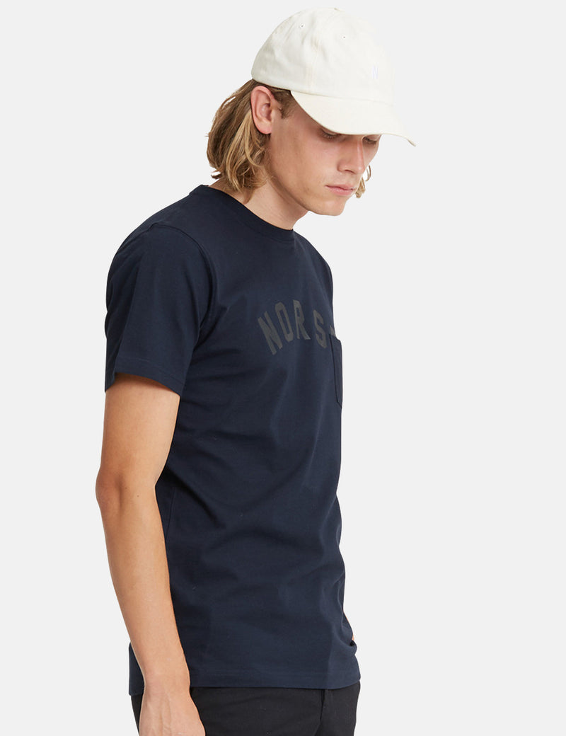 Norse ProjectsNielsクラシックアイビーロゴTシャツ-ダークネイビーブルー