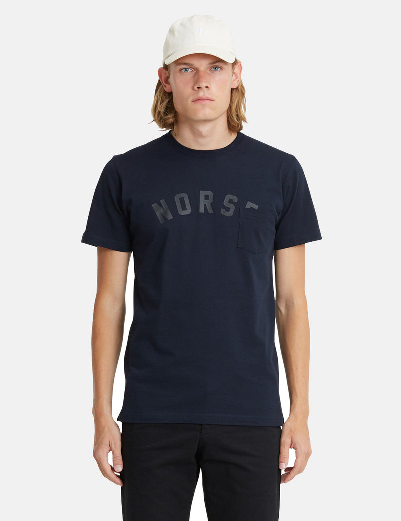 Norse ProjectsNielsクラシックアイビーロゴTシャツ-ダークネイビーブルー