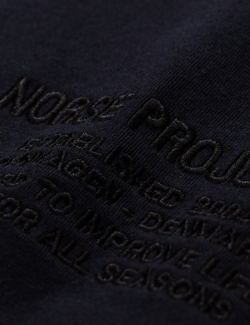 Norse Projects Niels Center 로고 티셔츠-블랙