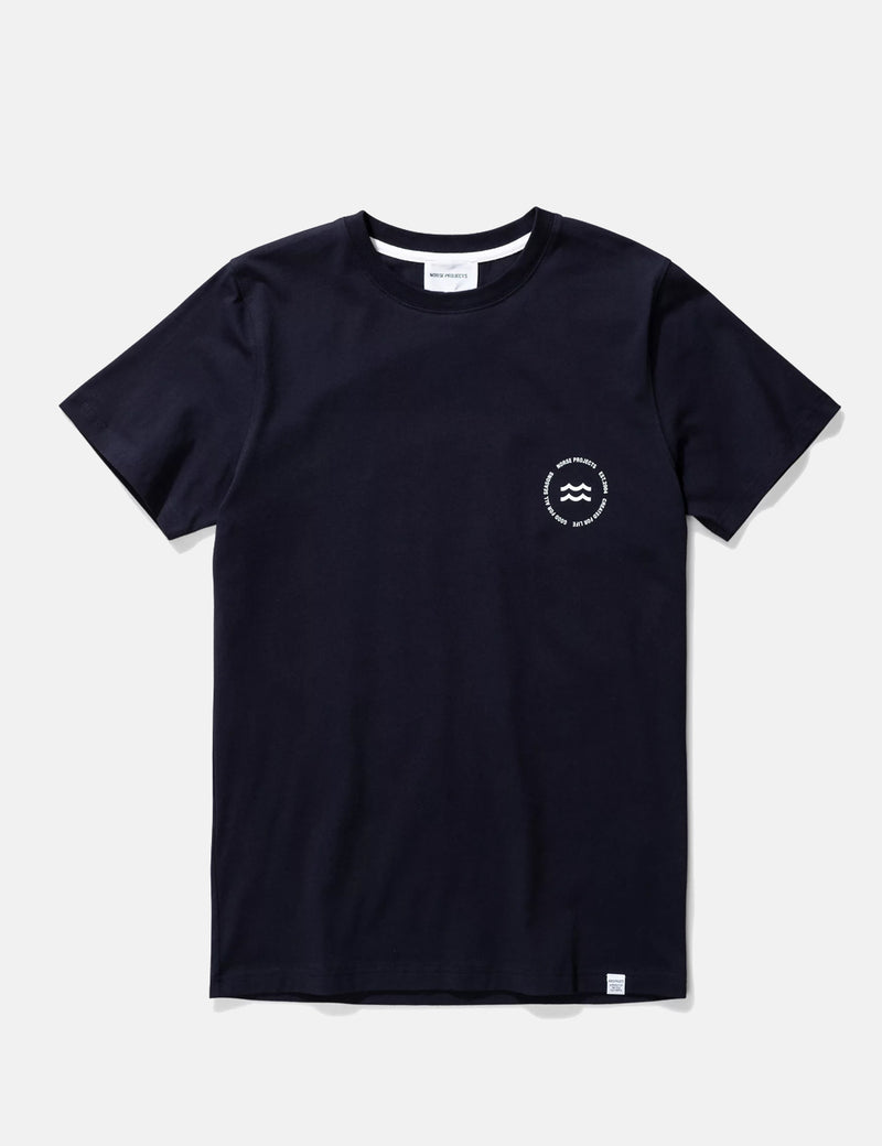Norse Projects Niels 웨이브 엠블럼 티셔츠-다크 네이비 블루