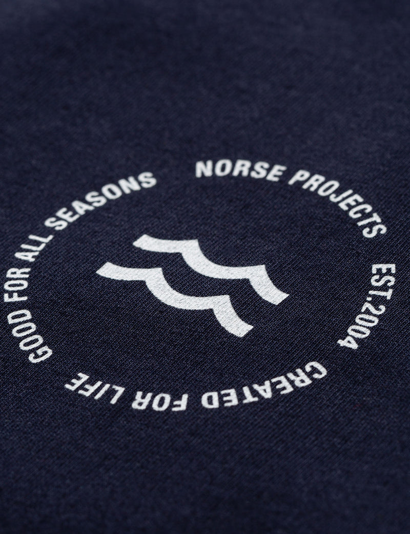 Norse Projects Niels 웨이브 엠블럼 티셔츠-다크 네이비 블루