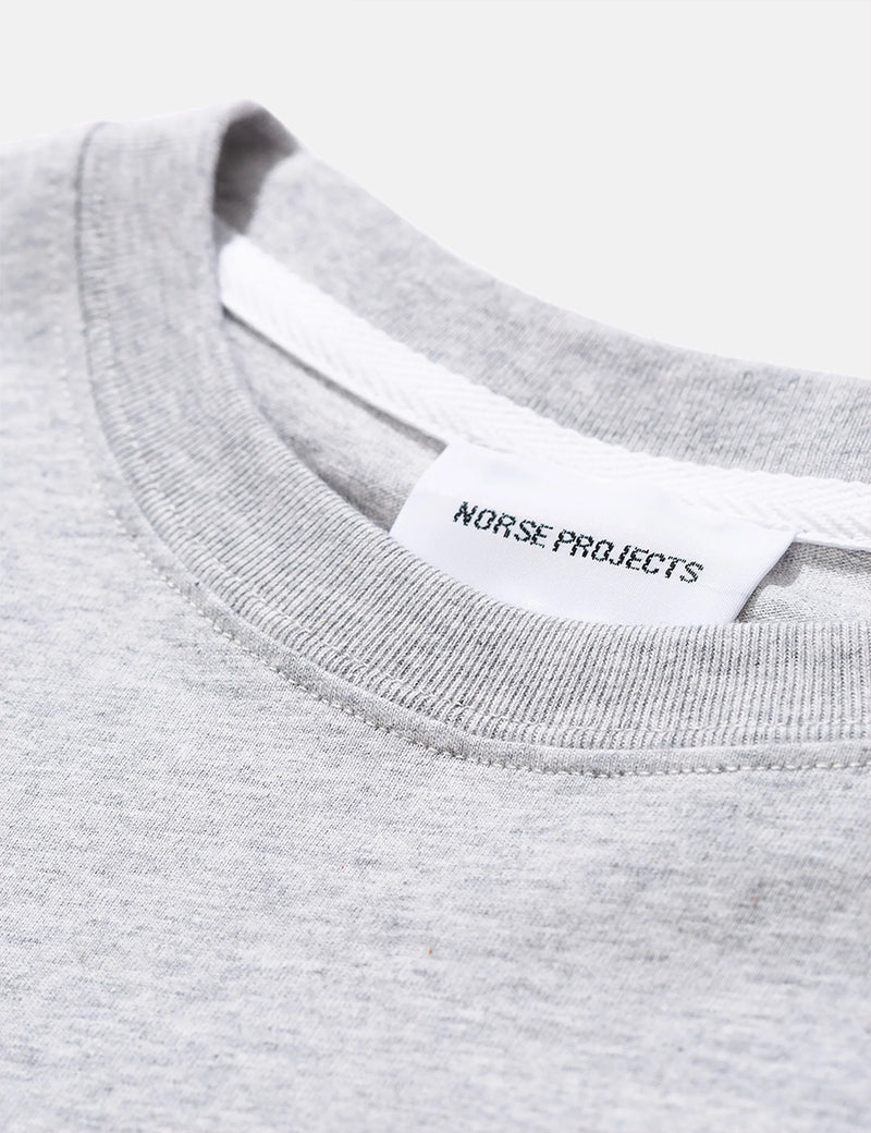 Norse Projects NielsIvyロゴポケットTシャツ-ライトグレーメランジ
