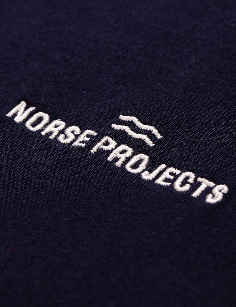 Norse Projects Niels Norse Projects 웨이브 로고 티셔츠-다크 네이비 블루