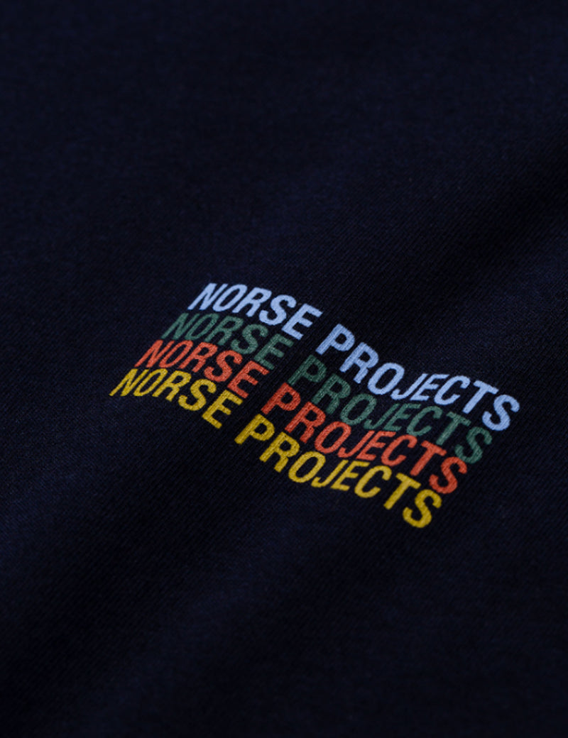 Norse ProjectsロゴスタックTシャツ-ダークネイビーブルー