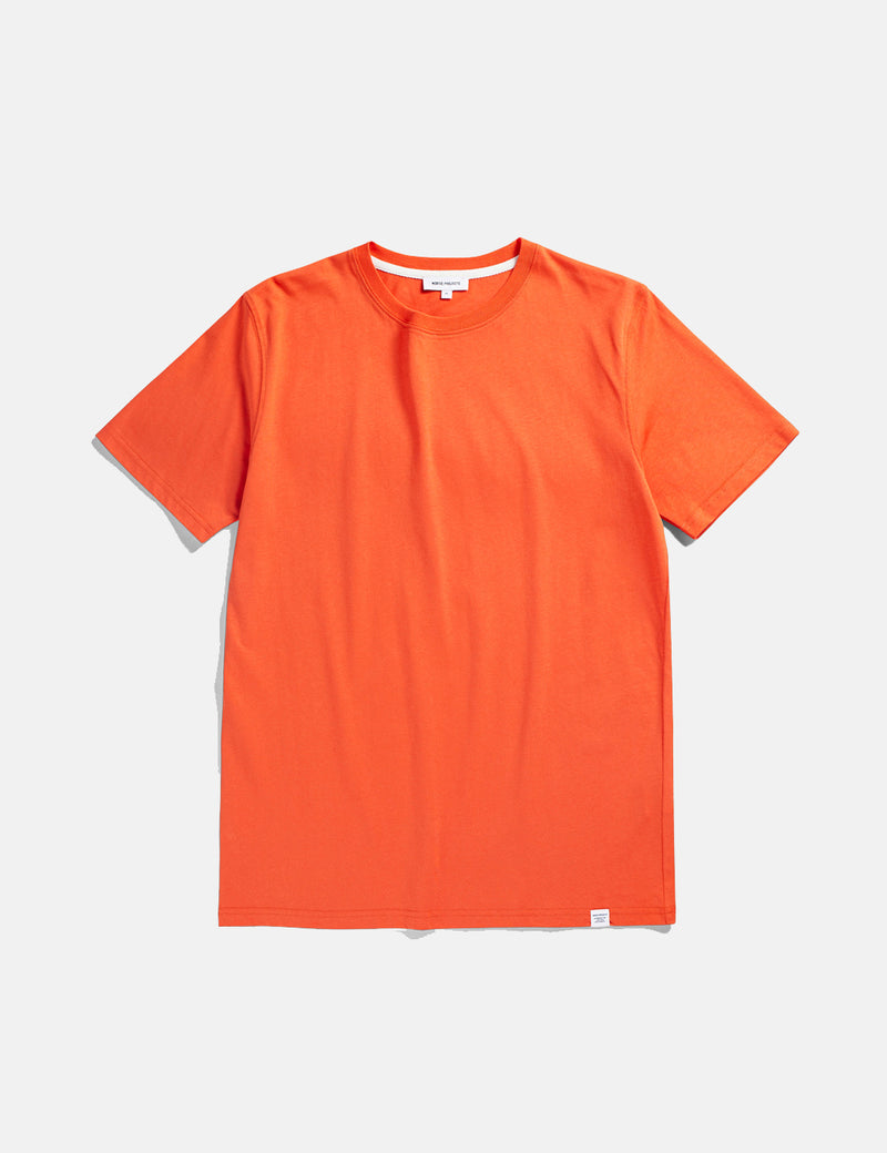 Norse ProjectsスタンダードTシャツ-レスキューオレンジ