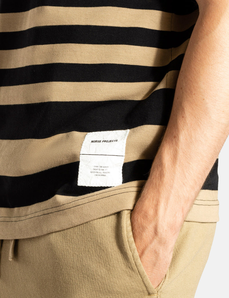 Norse Projects Holger TabシリーズTシャツ（ストライプ）-ユーティリティカーキブラウン
