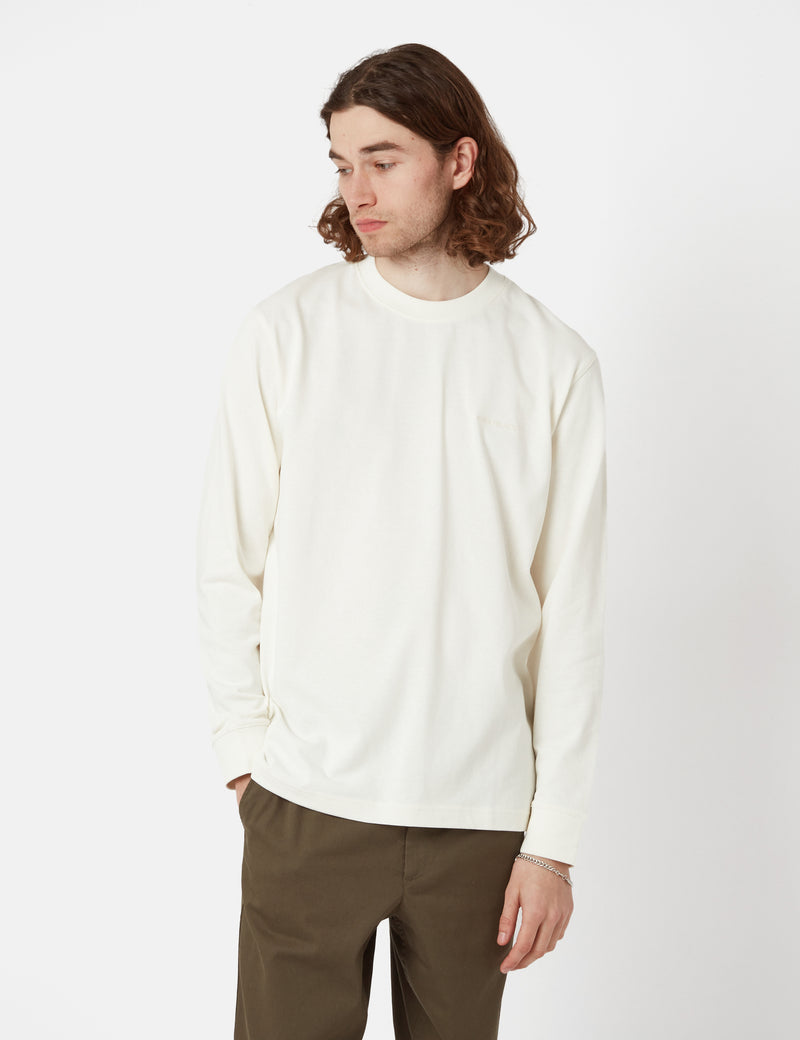 Norse Projectsのヘビーロゴ長袖Tシャツ-Ecru