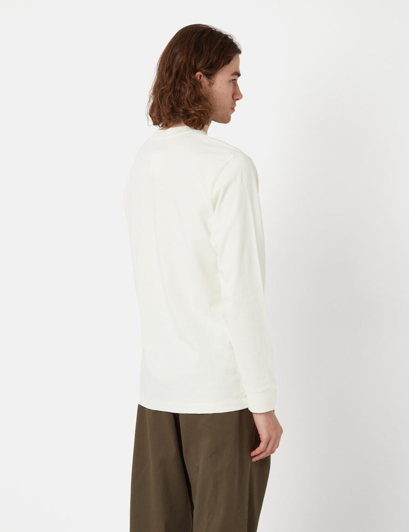 Norse Projectsのヘビーロゴ長袖Tシャツ-Ecru