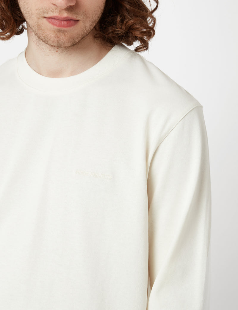 Norse Projectsのヘビーロゴ長袖Tシャツ-Ecru