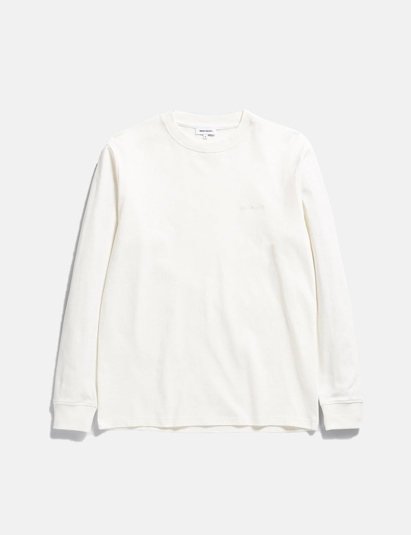 Norse Projectsのヘビーロゴ長袖Tシャツ-Ecru