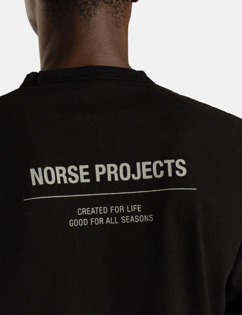 Norse Projectsシリーズロゴ長袖Tシャツ-ブラック