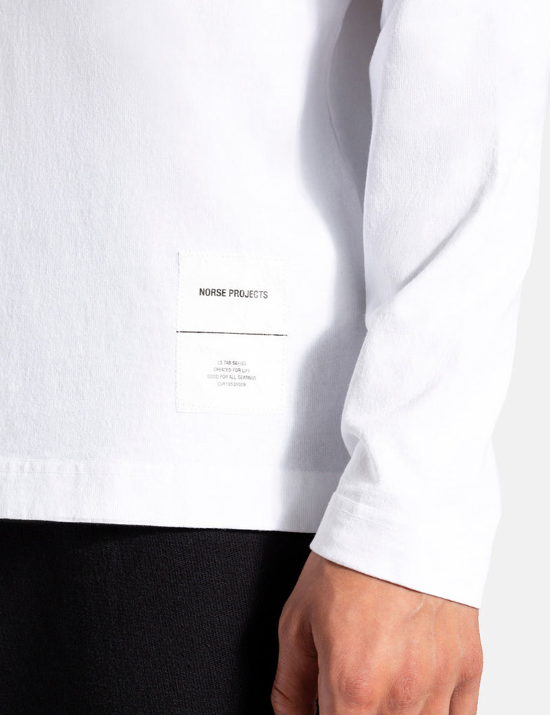 Norse Projectsシリーズロゴ長袖Tシャツ-ホワイト