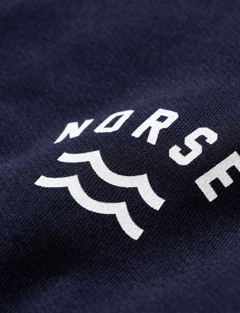 Norse Projects Ketel Ivy Wave 로고 스웨트 셔츠-다크 네이비 블루