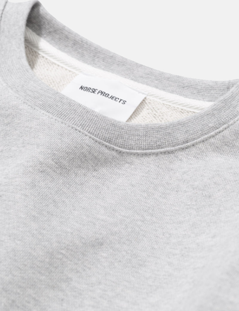 Norse Projects Vagn Norse Projects 로고 스웨트 셔츠-라이트 그레이 멜란지