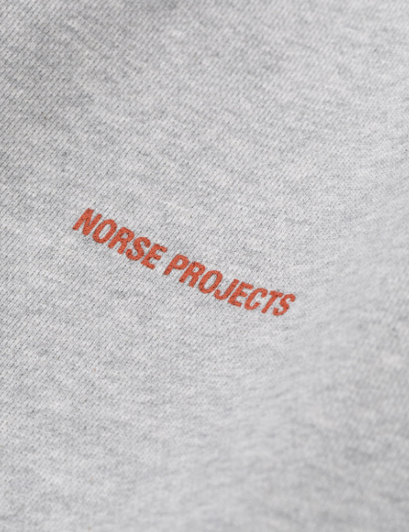 Norse Projects Vagn Norse Projects 로고 스웨트 셔츠-라이트 그레이 멜란지