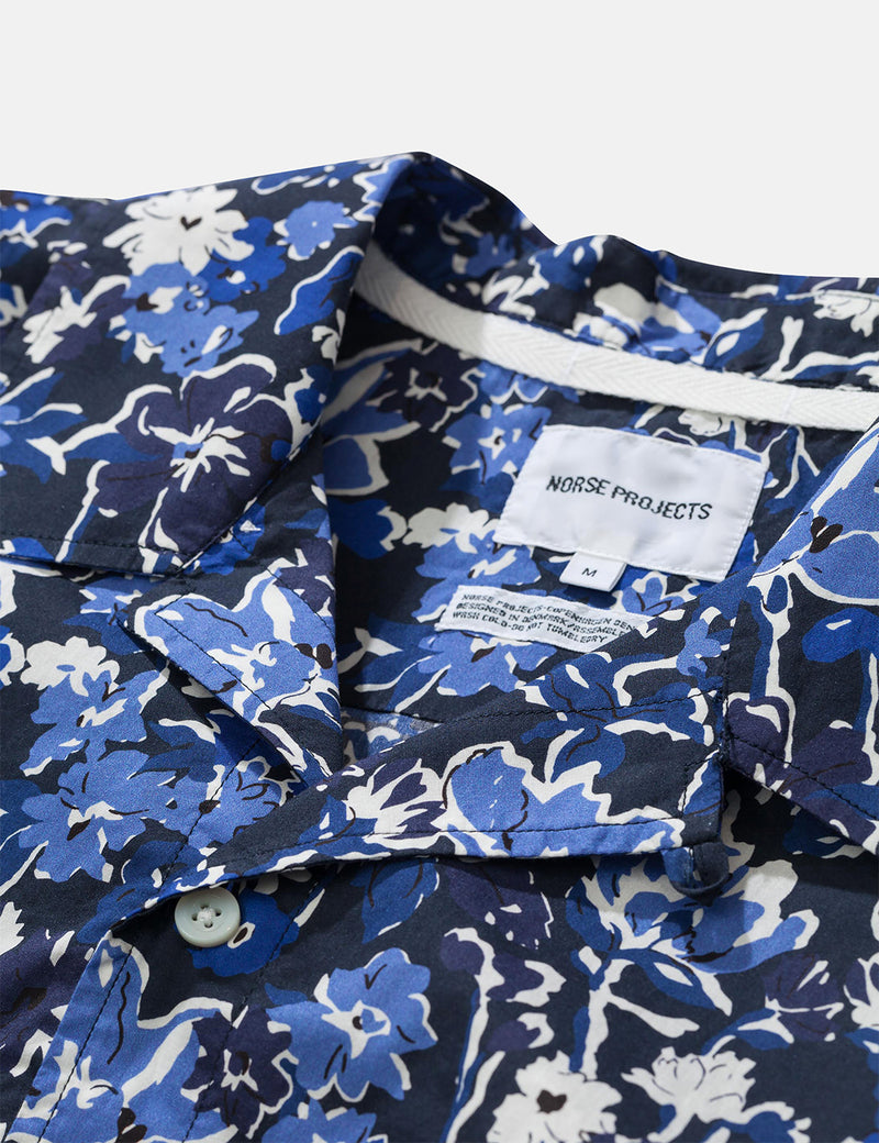Norse Projects Carsten Libertyプリントシャツ（半袖）-ダークネイビーブルー