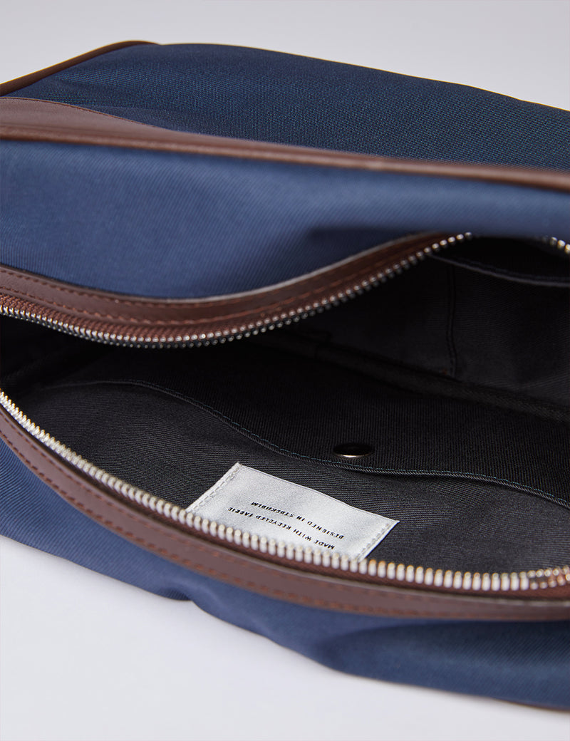 Sandqvist Jonas Wash Bag - Navy Blue/Brown