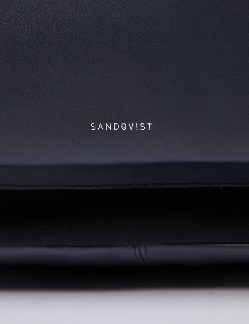 Sandqvist Ingvarバックパック（キャンバス/レザー）-ブラック/ネイビーブルー