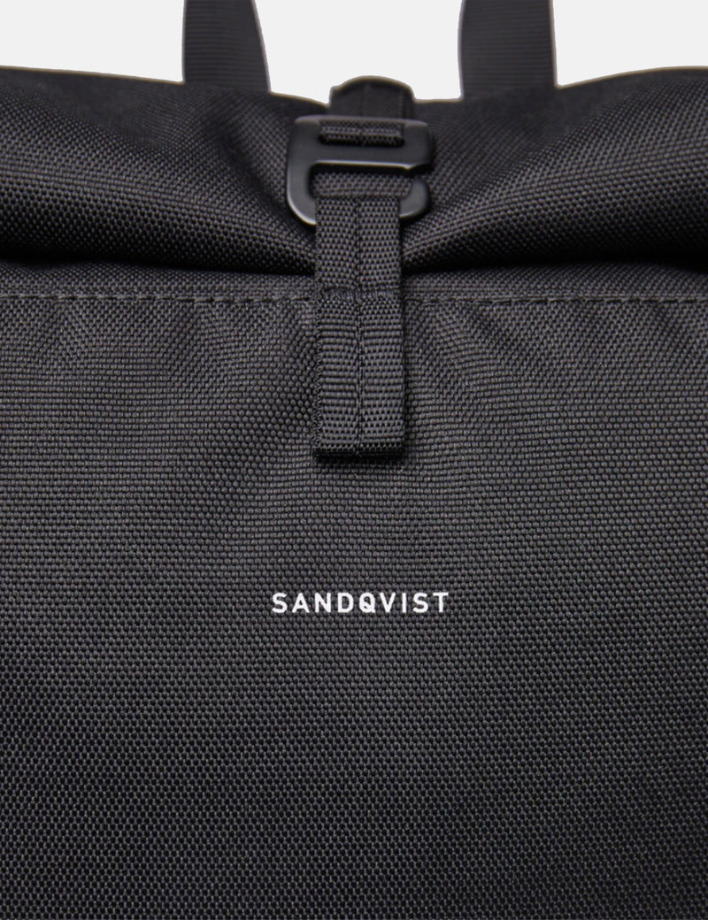 Sandqvist Arvidロールトップバックパック（リサイクルポリ）-ブラック