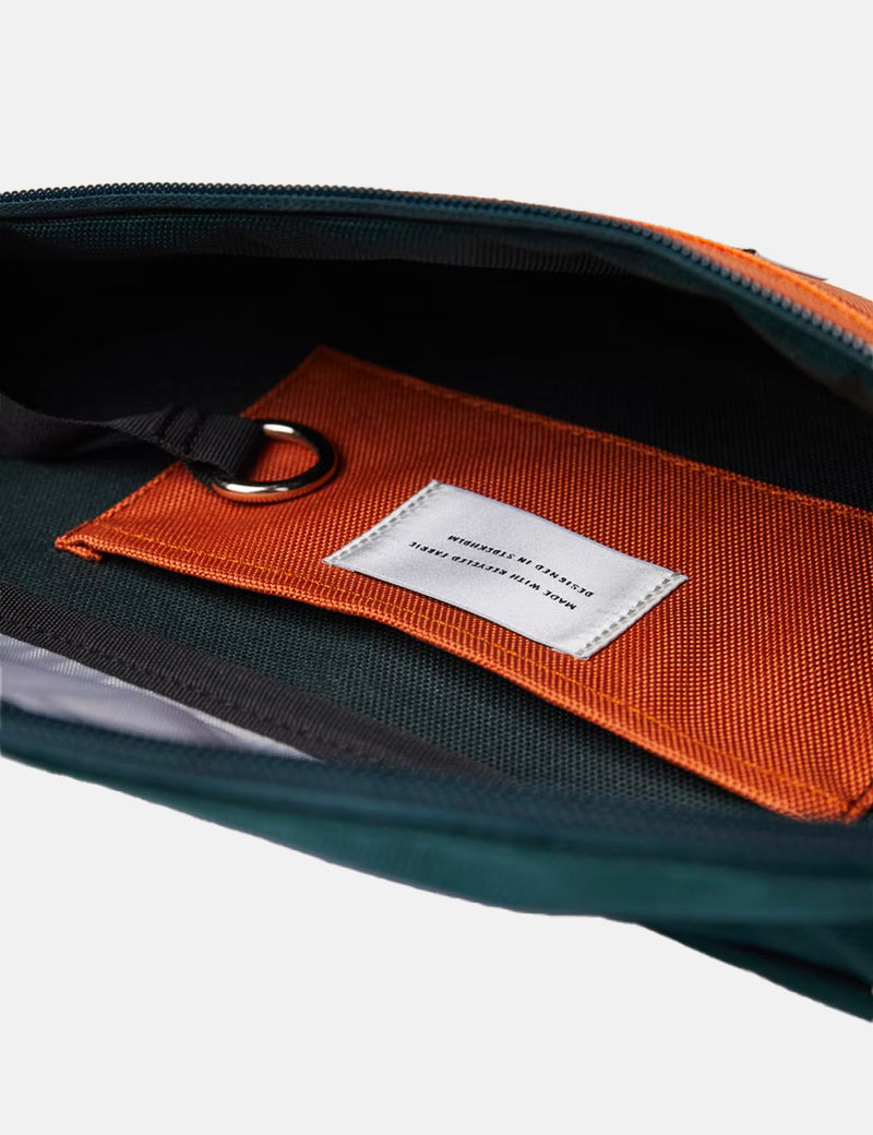 Sandqvist Aste Hip Bag (Poly Recyclé) - Vert Foncé/Orange