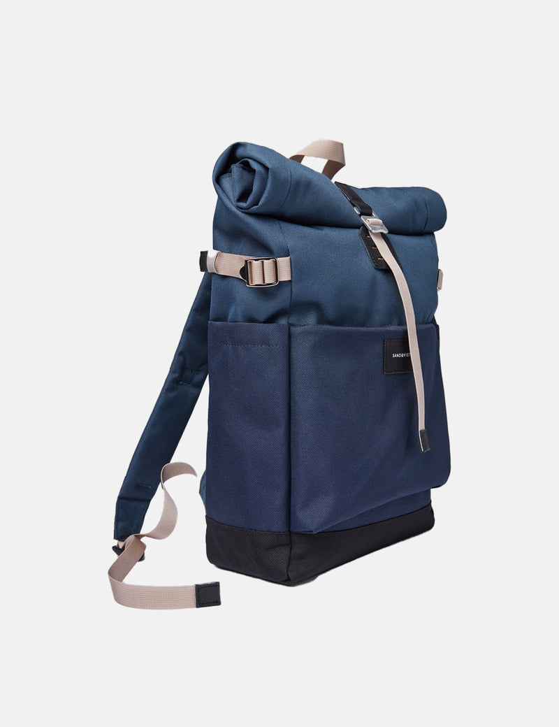 Sandqvist Ilon Rolltop Backpack (Poly Recyclé) - Bleu Acier/Bleu Marine