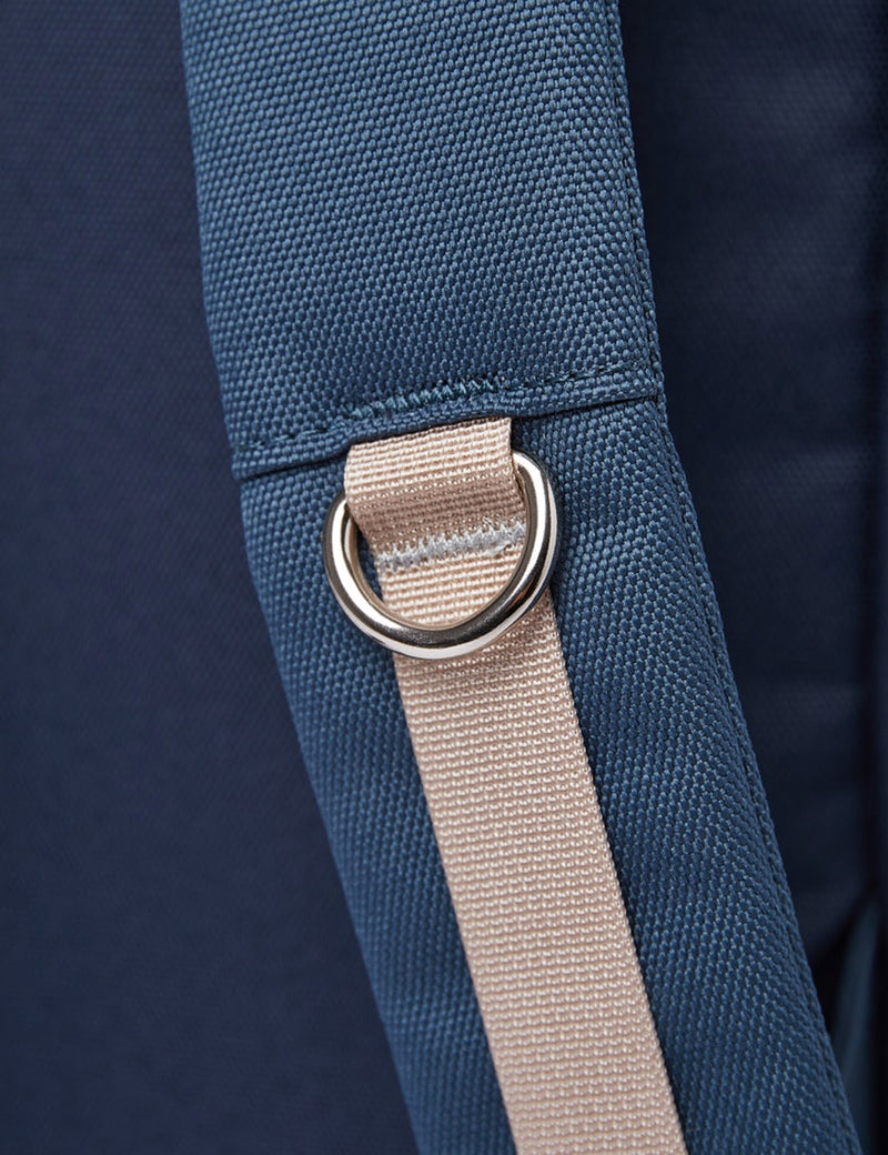 Sandqvist Ilon Rolltop Backpack (Poly Recyclé) - Bleu Acier/Bleu Marine