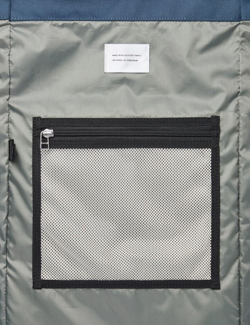 Sandqvist Ilon Rolltop Backpack (Poly Recyclé) - Bleu Acier/Bleu Marine