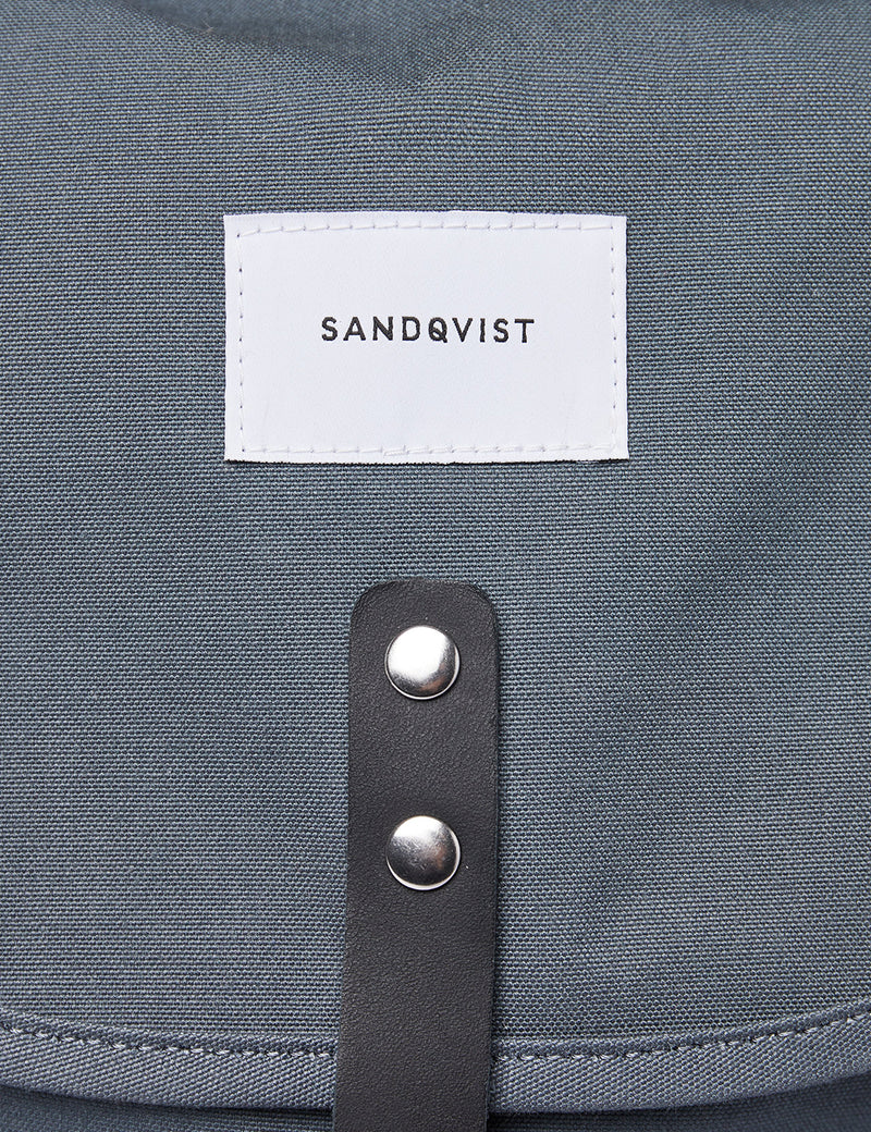Sandqvist Roald Rucksack (Biologisch/Recycelt) – Dunkles Schiefer/Schwarzes Leder