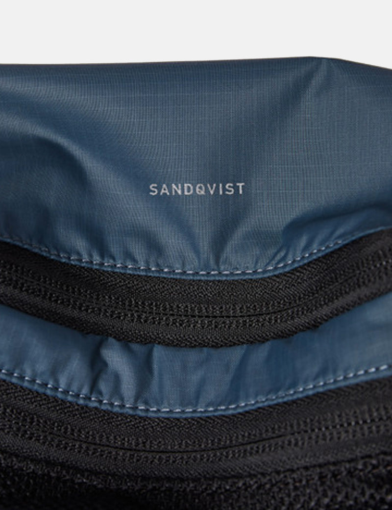 Sandqvistベルトバッグ-マルチスチールブルー/ブラック