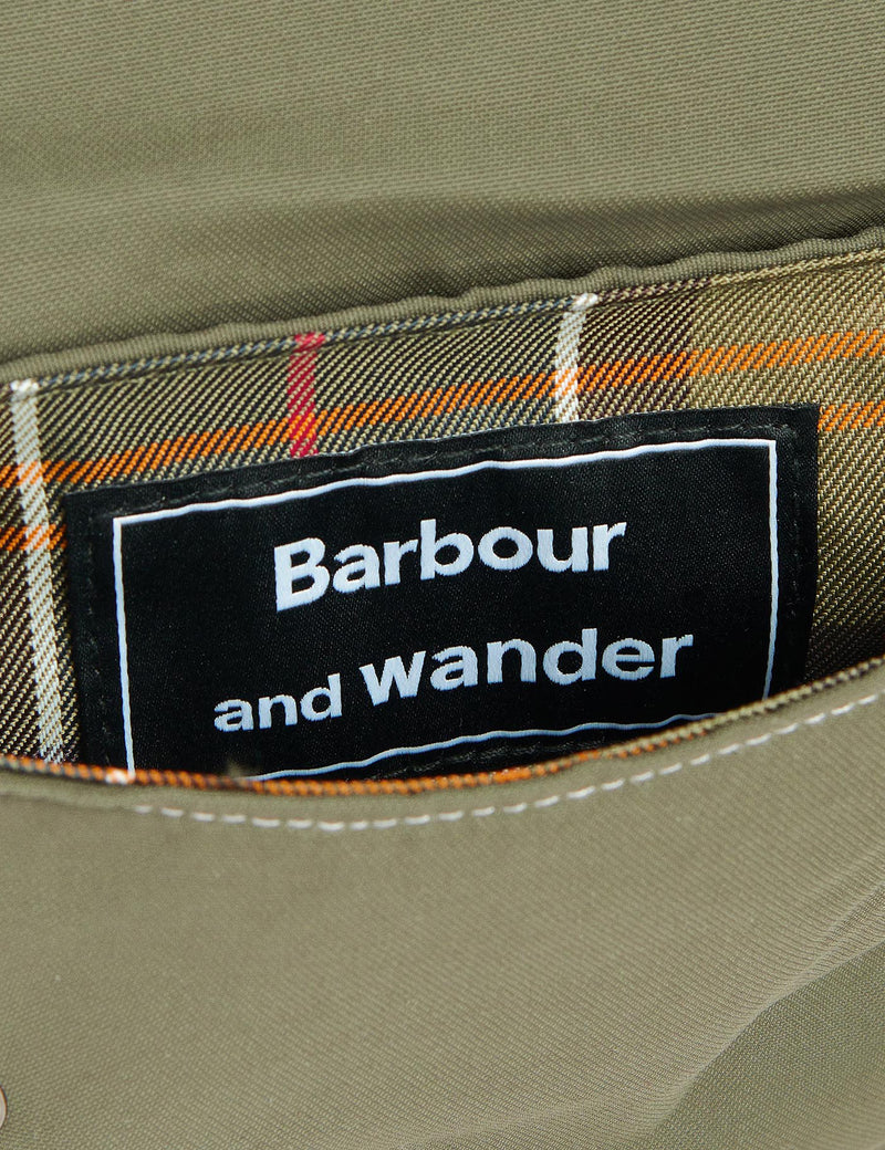 Barbour x And Wander 숄더 백 - 카키