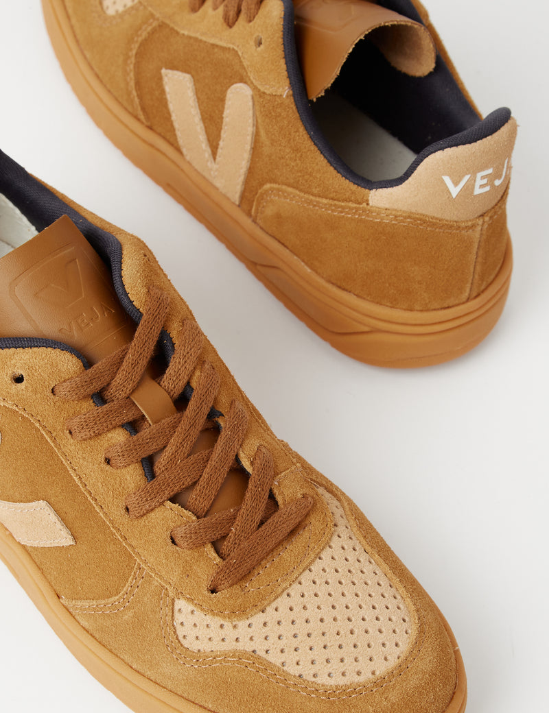 Baskets en daim Veja V-10 pour femmes - camel/désert