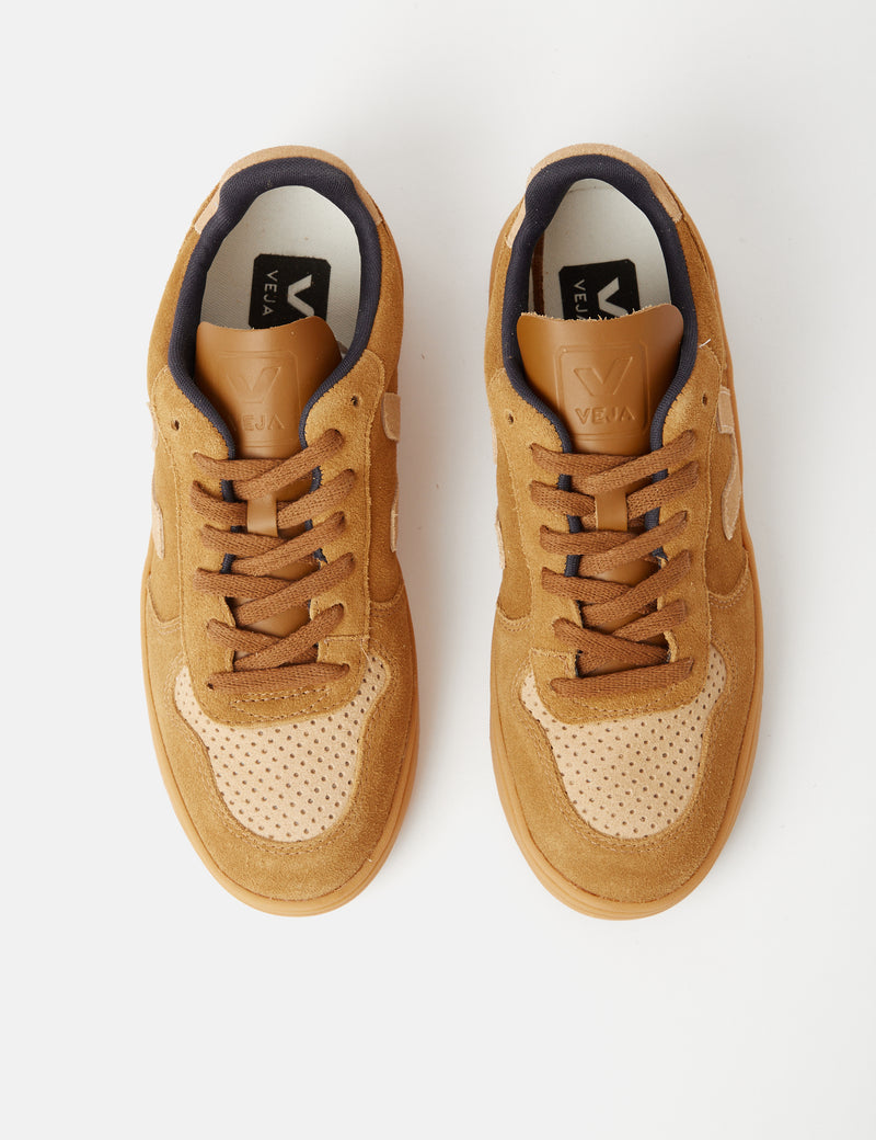 Baskets en daim Veja V-10 pour femmes - camel/désert